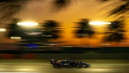 《F1：狂飙飞车》：四平八稳的速度盛宴