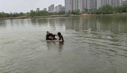 飞驰救援落水者