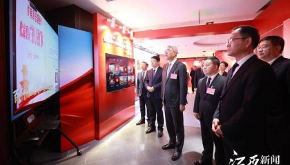 尹弘叶建春看望采访报道全国两会的新闻工作者