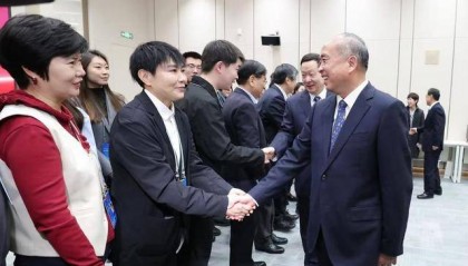 山东省领导看望省两会新闻工作者和工作人员