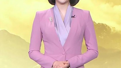 CCTV1新闻直播间主持人的专业素养与形象魅力