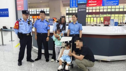 爸妈打瞌睡，5岁哥哥带2岁妹妹独自下高铁：想叫他们的，但是觉得保护妹妹比较重要