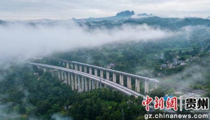 贵州大方：高铁飞驰水墨山河
