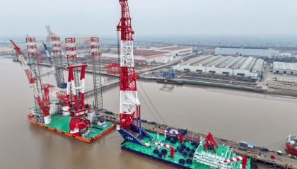 全球最大打桩船“二航长青”号在启东交付