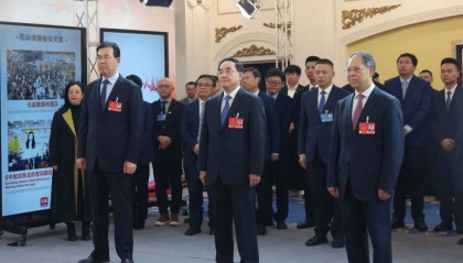 徐麟李炳军看望随团新闻工作者