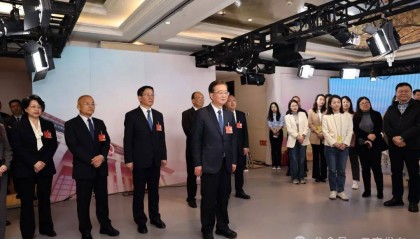 王宁王予波石玉钢看望采访报道全国两会的新闻工作者