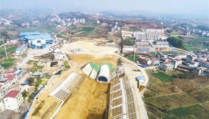 西康高铁安康隧道贯通