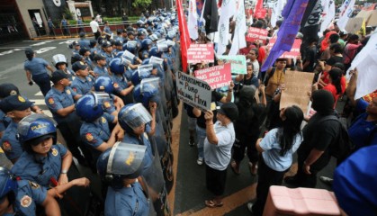 菲国内爆发动乱，民众抗议马科斯，军警出面镇压