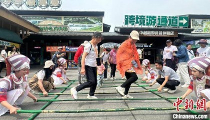 品非遗美食赏民间工艺 中越边民广西崇左欢度“三月三”