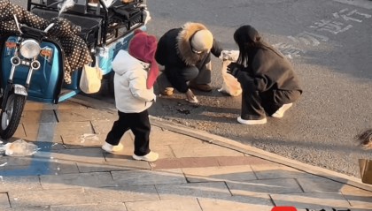 【江苏暖新闻】视频丨小摊侧翻引路人援手，网友记录下高邮街头暖心一幕