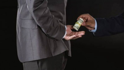 教育局副局长索贿炒股，听信“内幕消息”巨亏逾60％