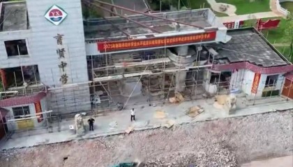 花上百万修校门却不修宿舍？县教育局回应