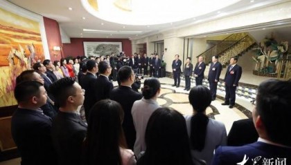 林武周乃翔看望全国两会新闻工作者和山东代表团工作人员