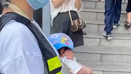 “家长抱婴儿站护学岗”，当地教育局通报