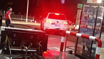 湖北一车主加完油忘拔加油枪开车就走，直接拽倒加油机，工作人员：幸好加油机的切断阀自动紧急关闭