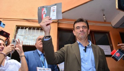 温和派“黑马”缘何当选玻利维亚新总统