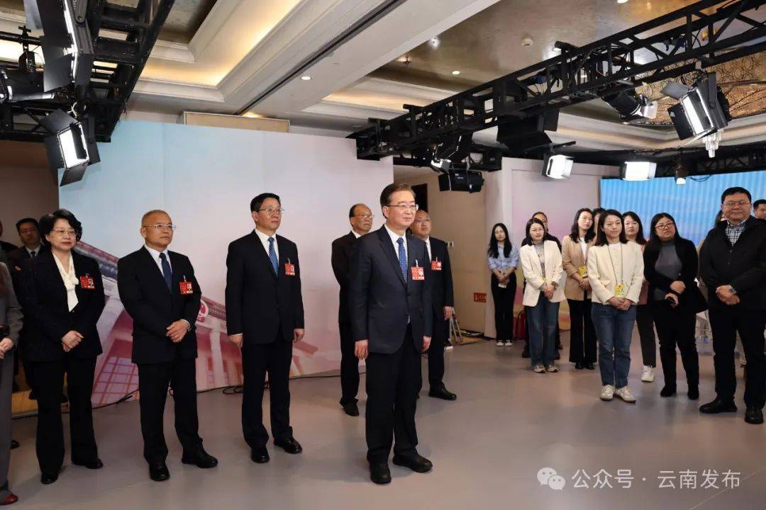 王宁王予波石玉钢看望采访报道全国两会的新闻工作者