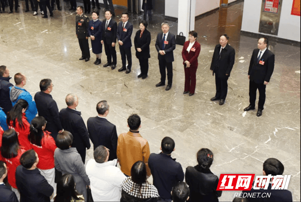 严华、程蓓看望慰问“两会”工作人员和新闻工作者