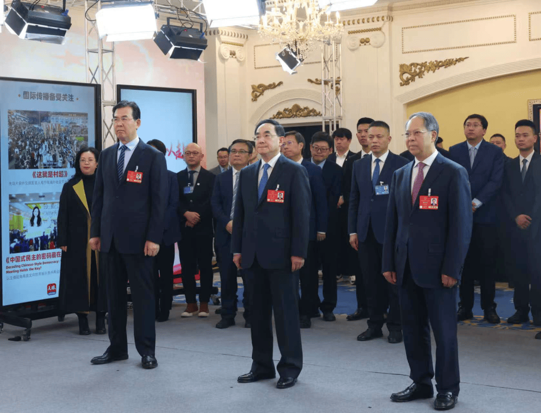 徐麟李炳军看望随团新闻工作者