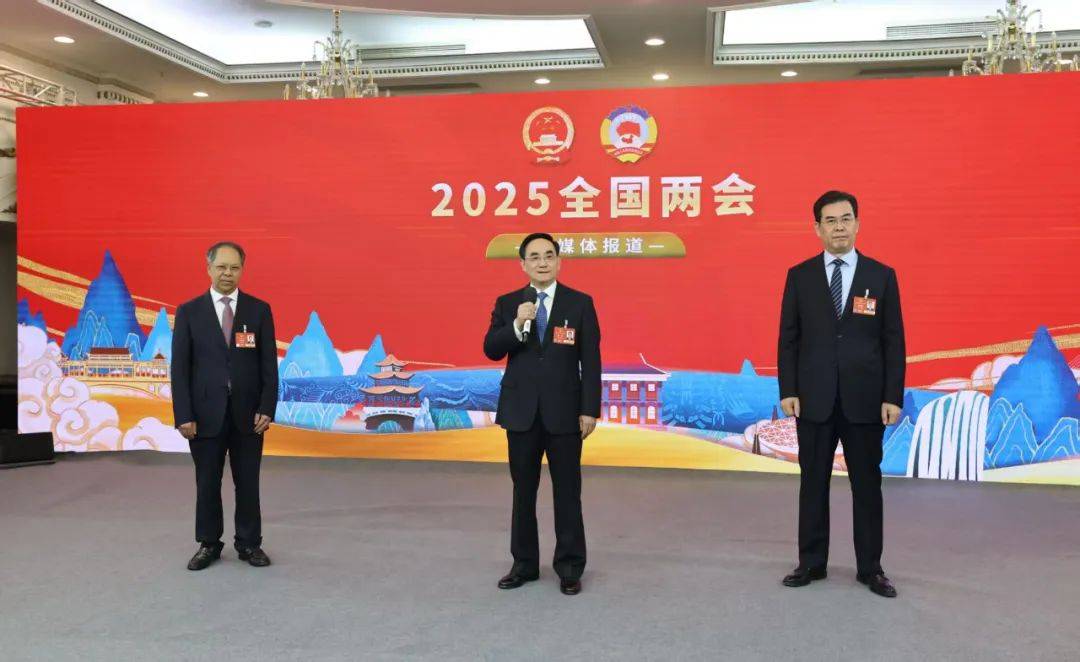 徐麟李炳军看望随团新闻工作者