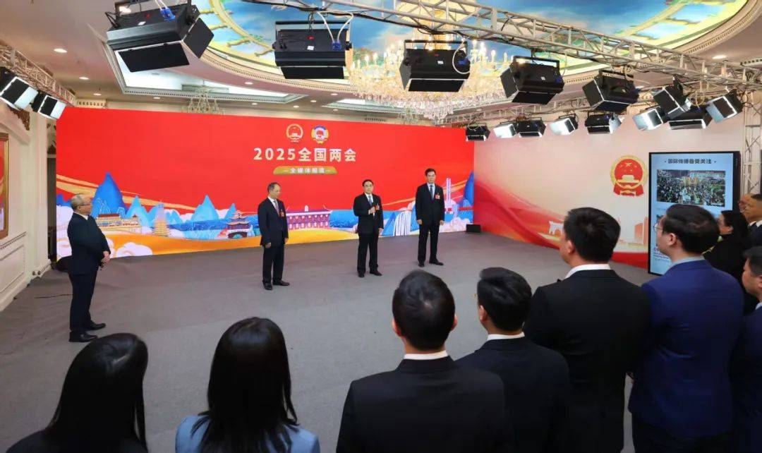 徐麟李炳军看望随团新闻工作者