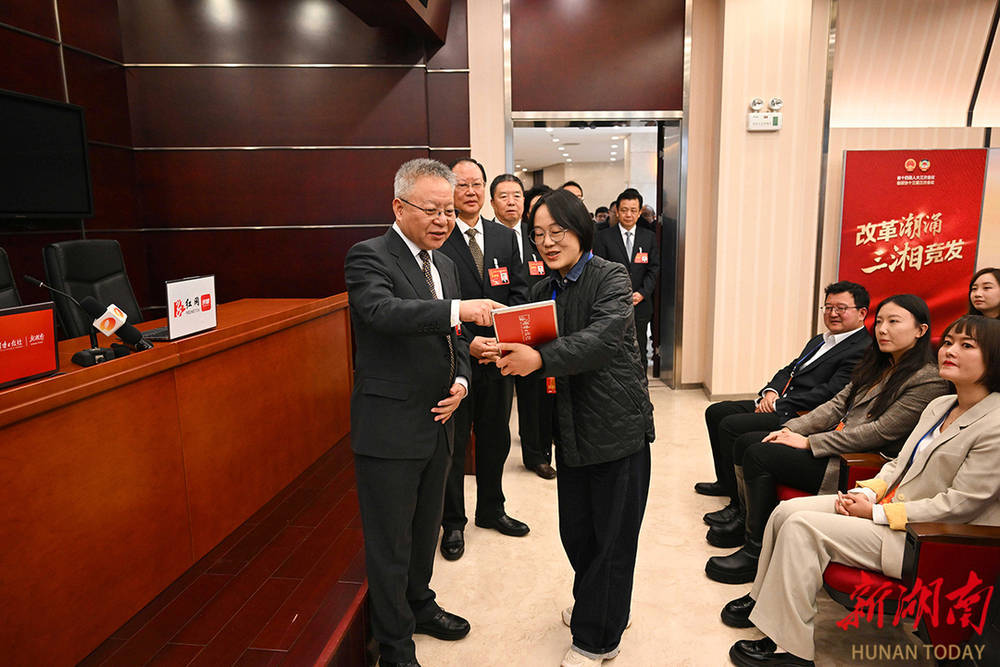 沈晓明毛伟明看望慰问湖南省两会新闻工作者