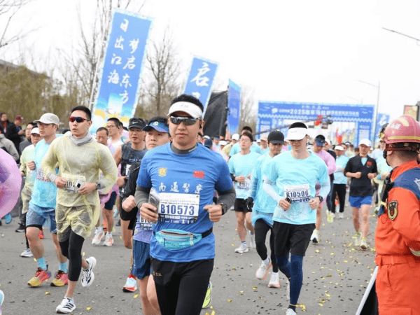 2025启东马拉松热辣开跑