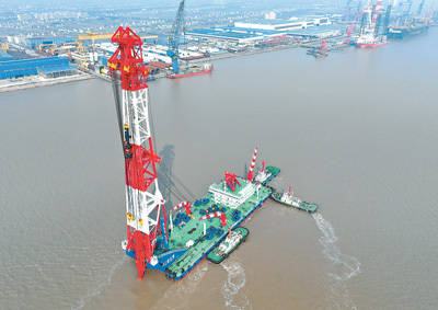 人民日报｜世界最大打桩船从南通启东启航