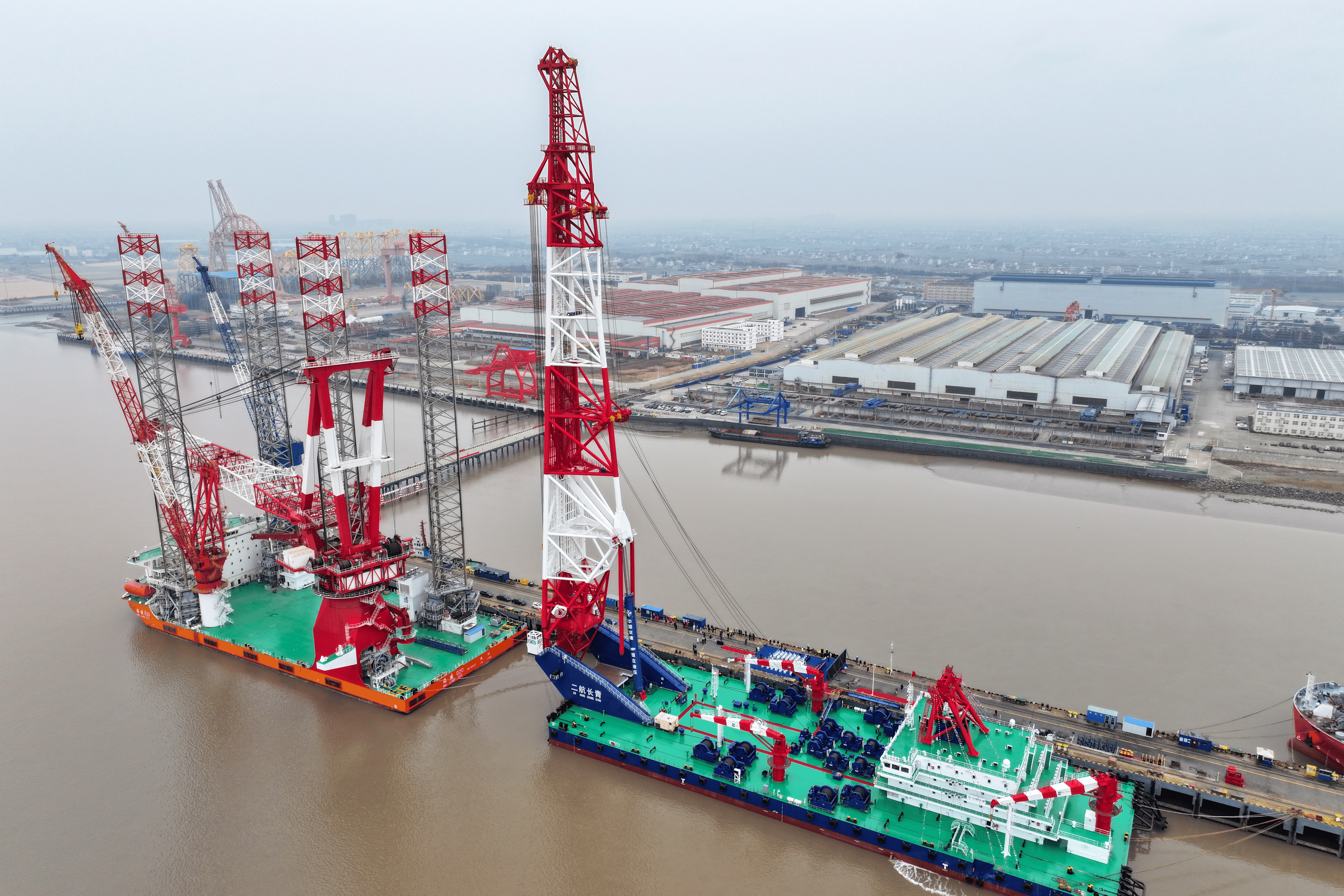 全球最大打桩船“二航长青”号在启东交付
