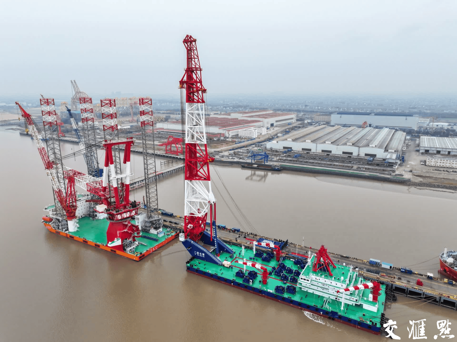全球最大打桩船“二航长青”号在启东交付