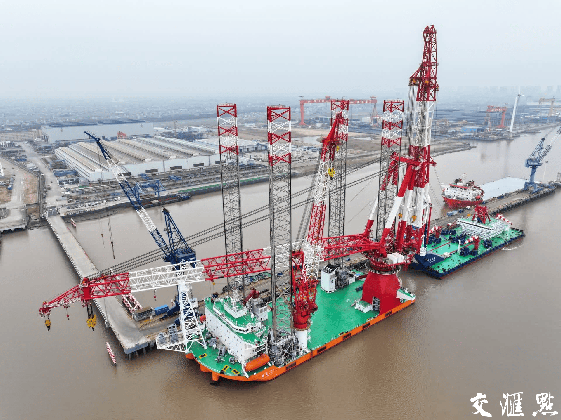 全球最大打桩船“二航长青”号在启东交付