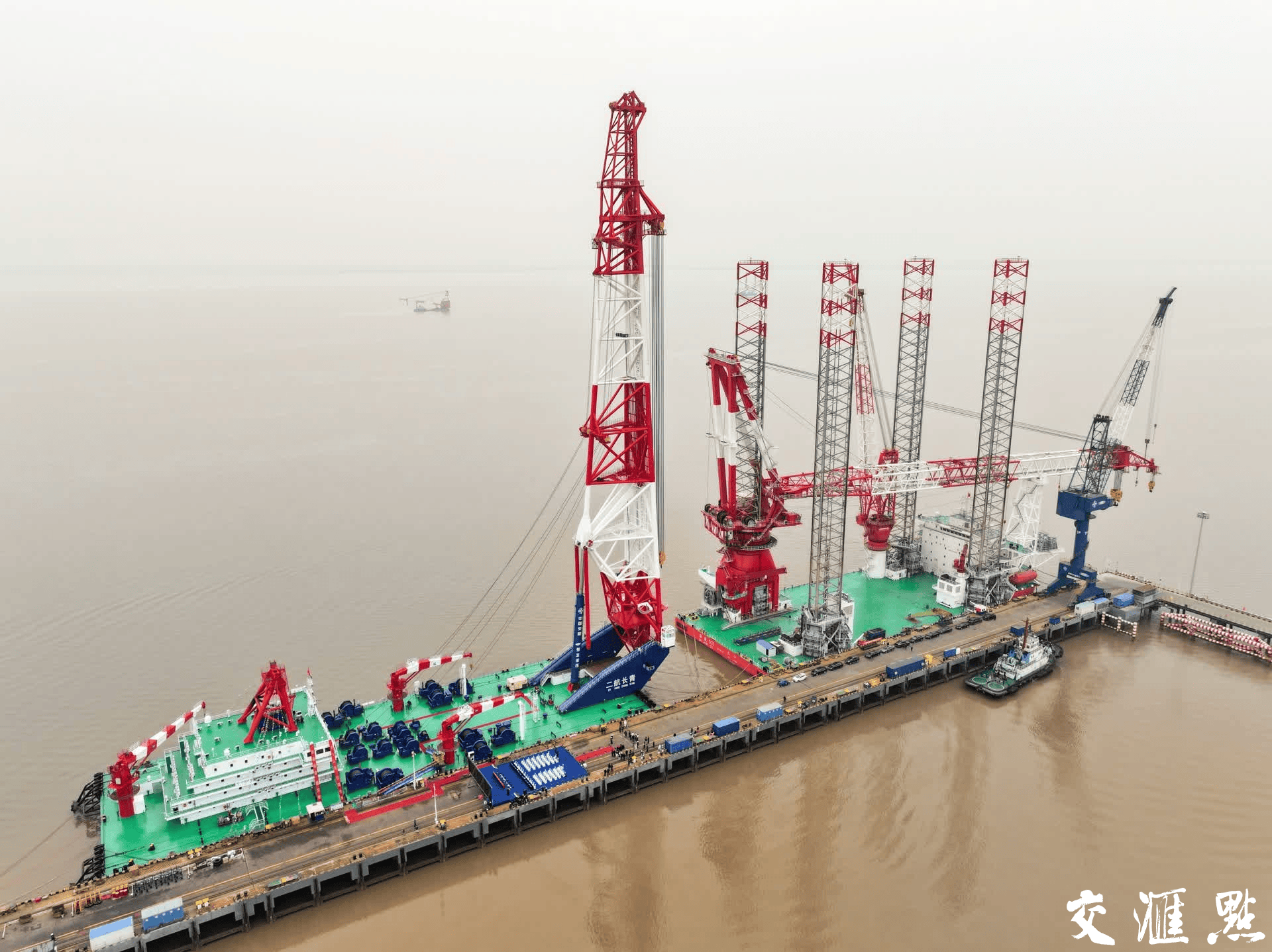 全球最大打桩船“二航长青”号在启东交付