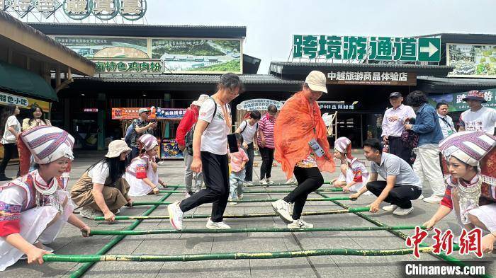 品非遗美食赏民间工艺 中越边民广西崇左欢度“三月三”