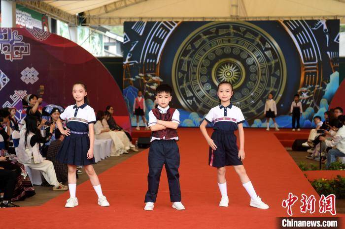 中越边城崇左上演壮锦服饰秀