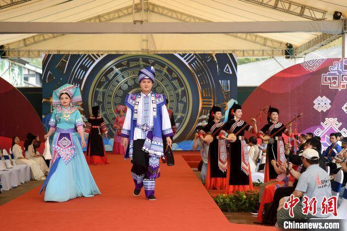 中越边城崇左上演壮锦服饰秀