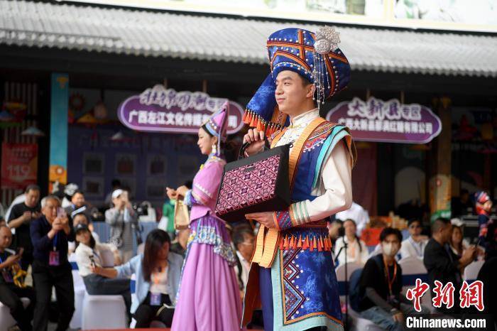 中越边城崇左上演壮锦服饰秀