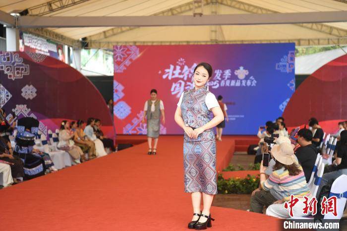 中越边城崇左上演壮锦服饰秀