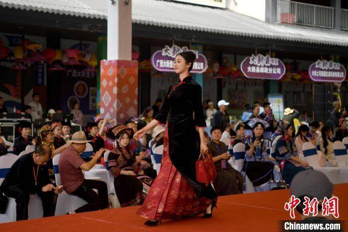 中越边城崇左上演壮锦服饰秀