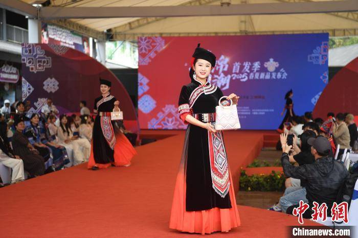 中越边城崇左上演壮锦服饰秀