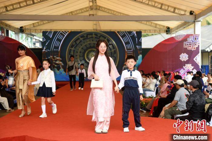 中越边城崇左上演壮锦服饰秀