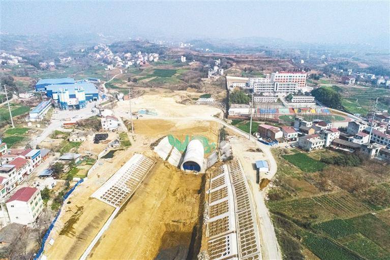 西康高铁安康隧道贯通