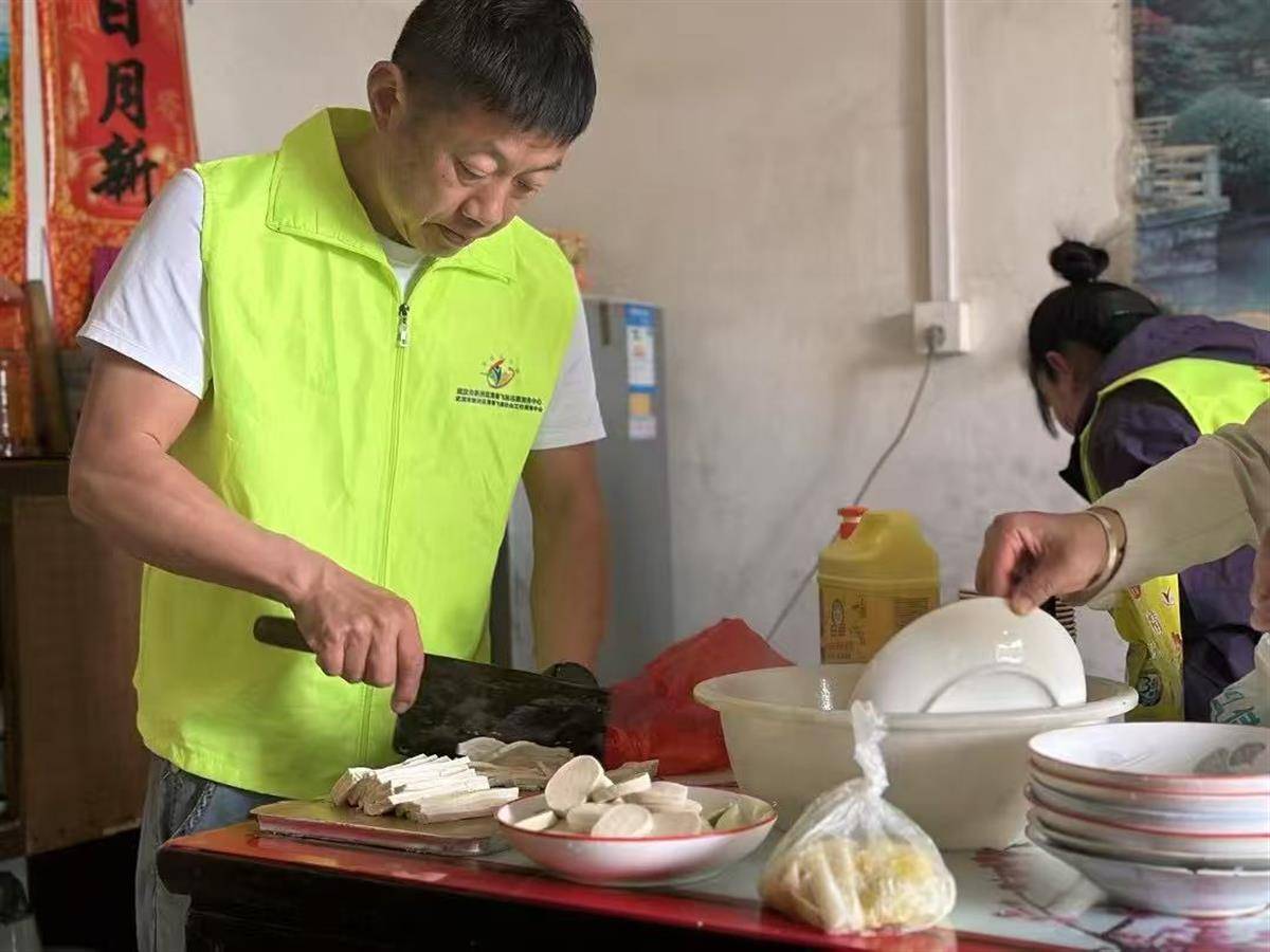 陪老人吃顿热乎饭!武汉新洲有群流动的“爱心厨师”