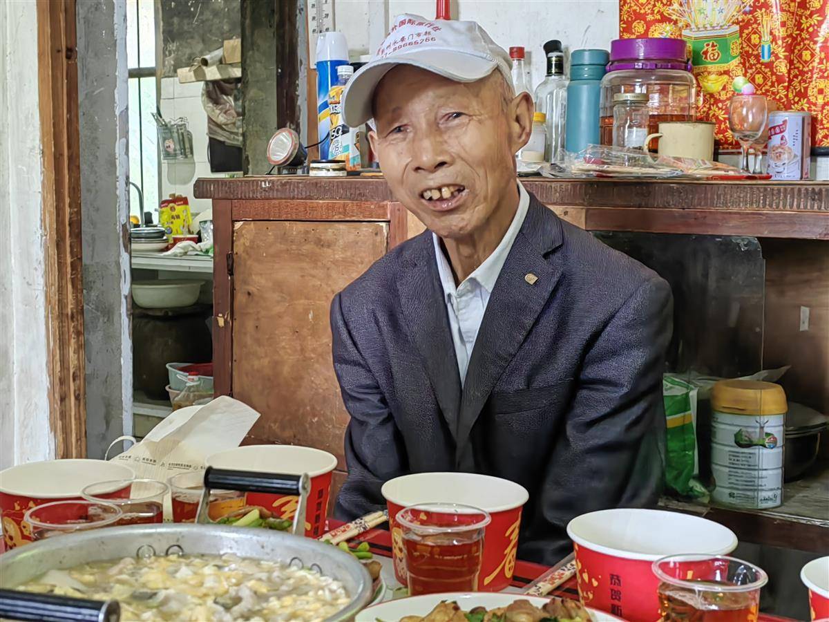 陪老人吃顿热乎饭!武汉新洲有群流动的“爱心厨师”