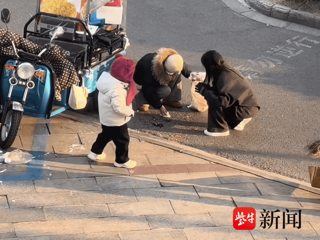 【江苏暖新闻】视频丨小摊侧翻引路人援手,网友记录下高邮街头暖心一幕