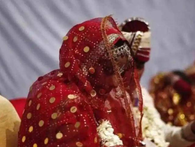 印男子婚礼当天发现新娘竟被调包成岳母,被哥嫂威胁不许反抗