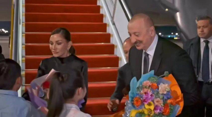 两架专机深夜降落北京，访华无门的特朗普，顶不住压力松口了？