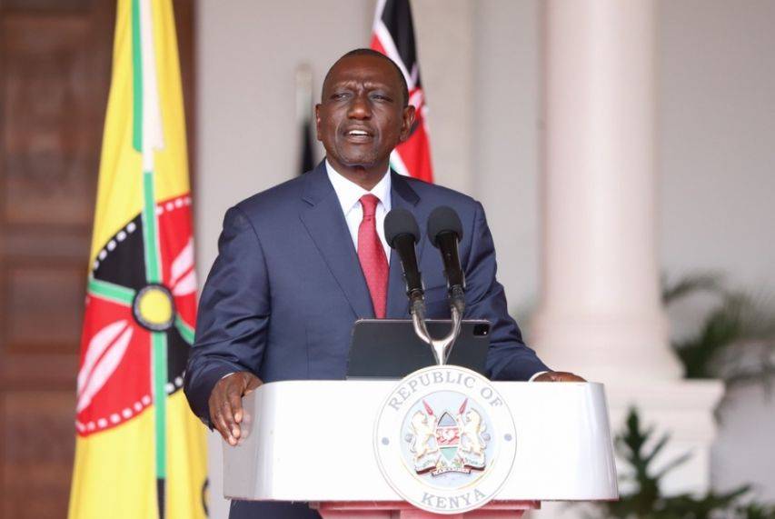 两架专机深夜降落北京，访华无门的特朗普，顶不住压力松口了？