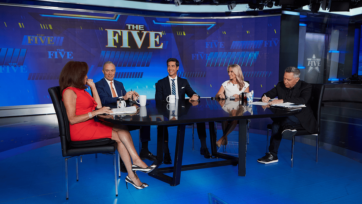 福克斯新闻频道在 ABC、NBC 黄金时段收视率中名列前茅，同时在有线电视新闻中占据主导地位