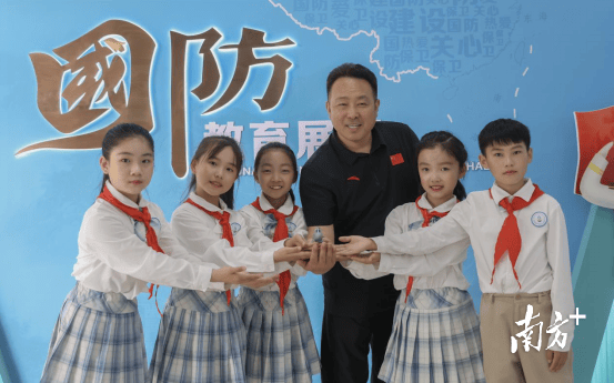 人民空军首任新闻发言人申进科:中国的战机越先进,世界的天空越安宁!