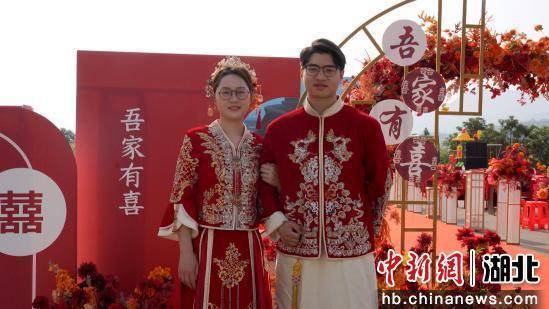 湖北通山20对新人在枇杷林间结良缘